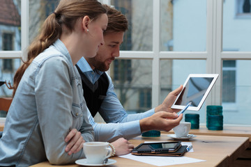 Geschäftsmann u Frau / Besprechung / zeigen auf Tablet / ernst