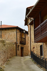 calle en pueblo tipico de burgos (pesquera de ebro)