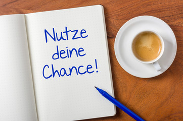 Notizbuch auf Schreibtisch - Nutze deine Chance