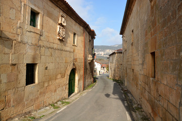 Fototapeta na wymiar calle en pueblo tipico de montaña (pesquera de ebro)