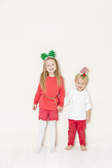 bub und mädchen mit weihnachtskopfschmuck