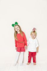 bub und mädchen mit weihnachtskopfschmuck