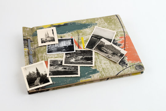 Fotoalbum geschlossen mit Bildern auf Deckblatt