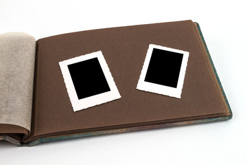 Fotoalbum aufgeschlagen mit 2 leer Bildern