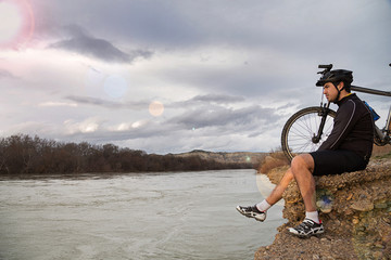 Fototapeta premium hombre con bici