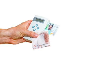 Gesundheitskosten - Lesegerät, Gesundheitskarte und Geld