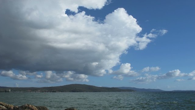 Time lapse  nuvole su mare toscana