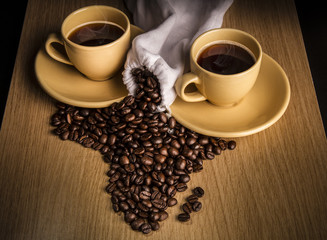 Kaffeetassen und ausgeschüttete Bohnen