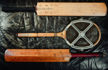 batte de criquet et raquette de tennis