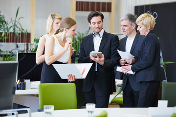 Geschäftsleute arbeiten mit Tablet Computer im Büro