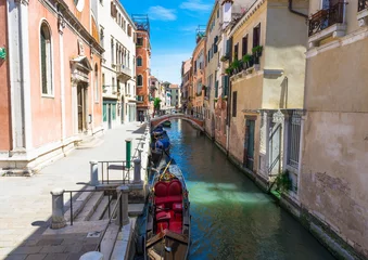 Kanal mit Gondeln in Venedig, Italien © Ekaterina Belova