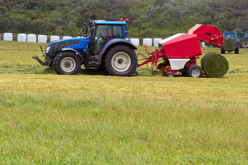 Naklejka premium travaux des champs, fauchage mécanique, botteleuse