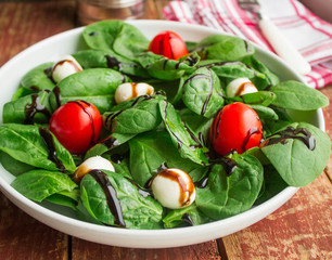 spinach with tomatoes and mozzarella
