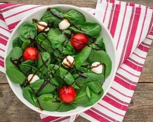spinach with tomatoes and mozzarella