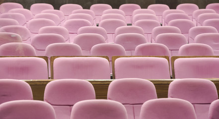 Obraz premium Empty movie theater with red seats