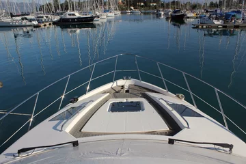 Tableaux ronds sur plexiglas Anti-reflet Sports nautique Vue depuis un super yacht à marina