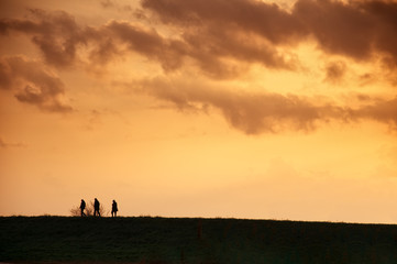 Fototapeta premium Menschen im Sonnenuntergang