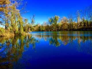 Fototapeta premium Herbstliche Idylle an einem kleinen See