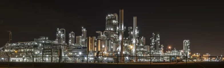Foto op Plexiglas Chemical Factory by night / Chemische fabriek 's nachts. © franshoek