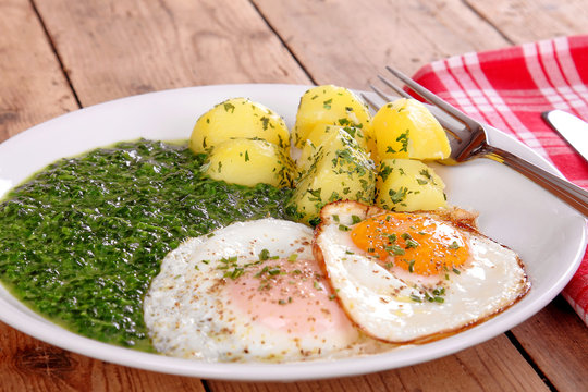 Rahmspinat, Kartoffeln und Spiegeleier
