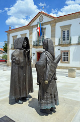 Statuen in historischen Trachten am Rathaus Miranda do Douro