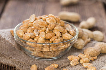 Small bowl with Peanuts