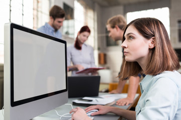 kreative junge designerin schaut auf pc-bildschirm
