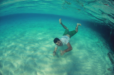 Fototapeta premium Guy swimming in the ocean