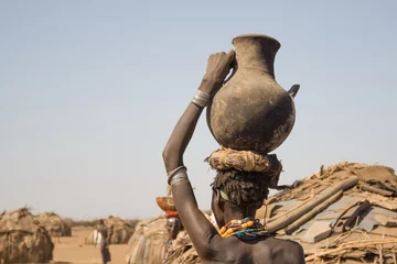 Fototapete Afrika Frau trägt auf dem Kopf einen Behälter mit Wasser, Äthiopien
