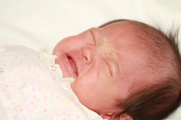 生後1ヶ月の赤ちゃんの泣き顔