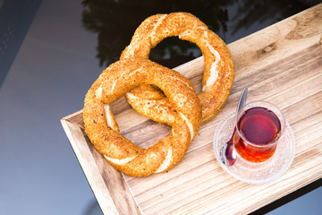 Sesamring mit Butter und Tee