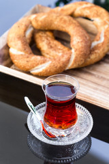 Sesamring mit Butter und Tee