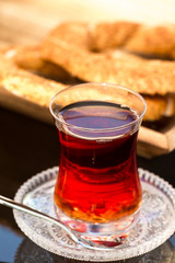 Sesamring mit Butter und Tee