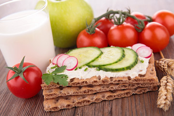 crispbread with cheese and cucumber