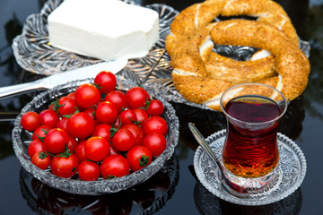 Sesamring mit Butter und Tee