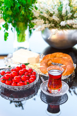 Sesamring mit Butter und Tee