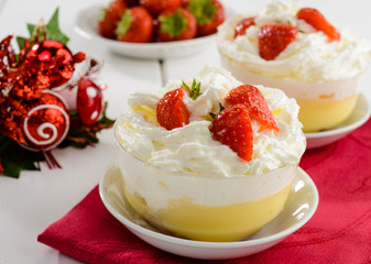 Dessert con crema, panna e fragole, fuoco selettivo