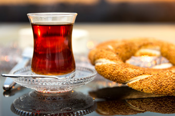 Sesamring mit Butter und Tee