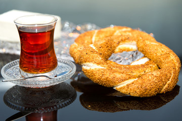 Sesamring mit Butter und Tee