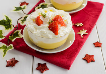 Dessert con crema panna e fragole