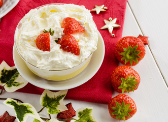 Dessert con crema panna e fragole