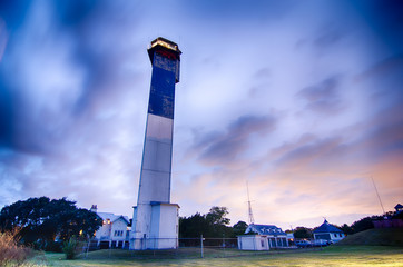 Naklejka premium Charleston lighthouse at night located on Sullivan's Island in