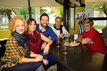 Friends at a cafetaria with positive attitude.