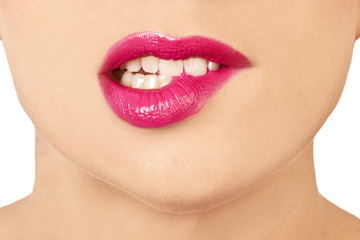 Labios de mujer pintados de color fucsia en primer plano. Vista de frente y de cerca. Concepto: beauty