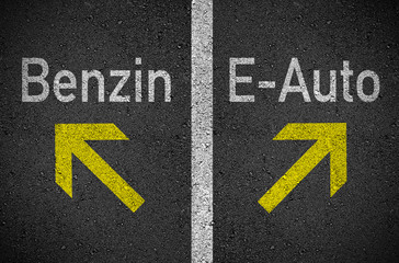 Asphalt mit Benzin und E-Auto