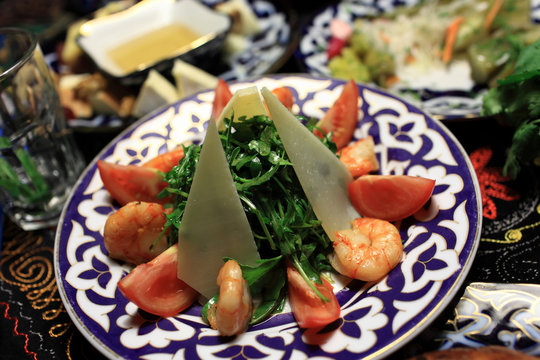 Salad arugula with prawns