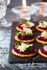 Crackers with beet pesto and cheese