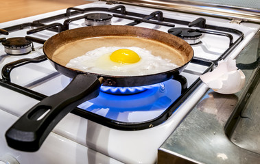 Fried is fried in a pan on the stove