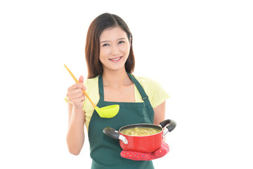 料理を楽しむ女性