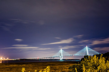 Obraz premium Cooper River Bridge w nocy w Karolinie Południowej Charleston